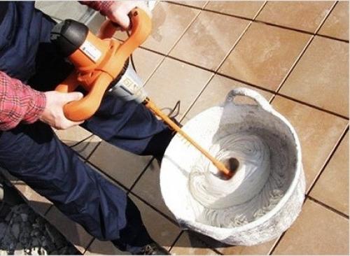 Как затирать швы на плитке. Шаг #2 – подготовка швов и раствора