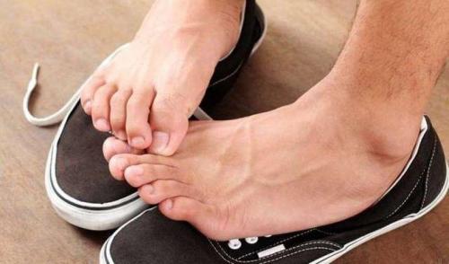 Как убрать запах из обуви лайфхаки. 14 способов избавиться от запаха в обуви