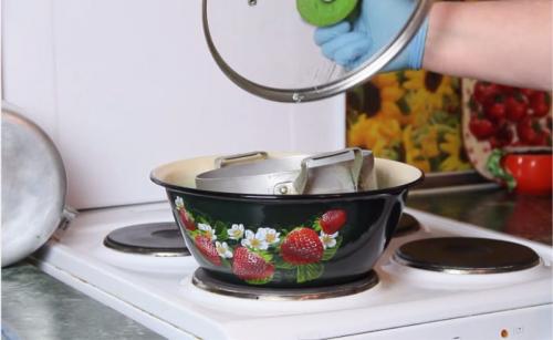 Лайфхаки, как очистить кастрюли и сковородки. Домашние средства для очистки посуды