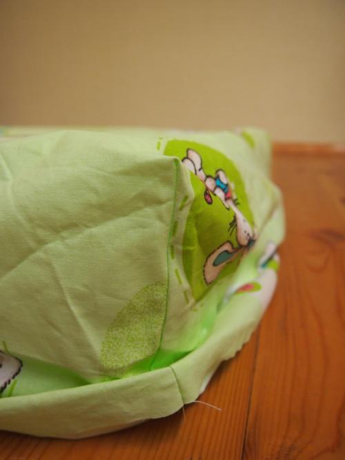 Как сшить простынь на резинке на детскую кроватку. Простынь на резинке в детскую кроватку своими руками