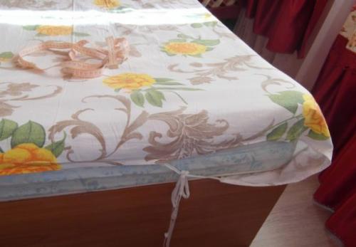 Как пришить резинку на готовую простынь. Как закрепить простынь на матрасе, чтобы она не сползала