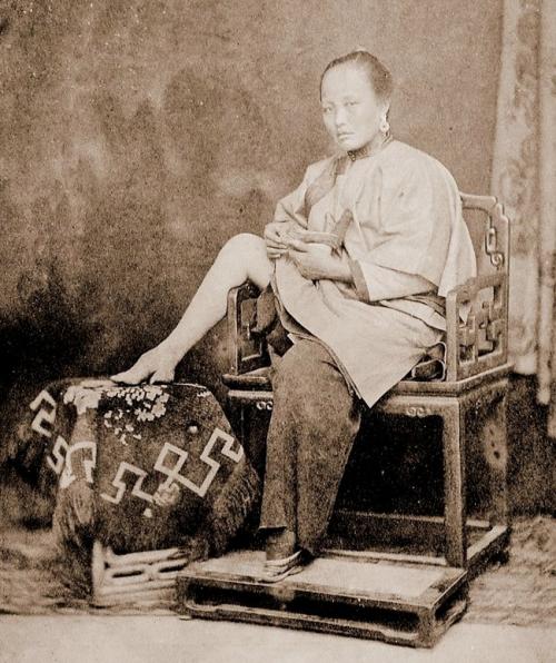 Как современные стандарты красоты отличаются от тех, что были в предыдущие десятилетия. Стандарты женской красоты из прошлого, которые современному человеку покажутся безумием