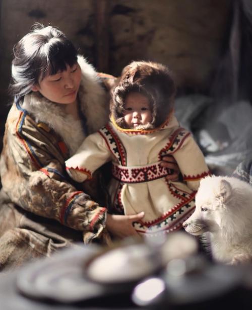 Непростые будни семьи оленеводов Ямала в очень искренних и самобытных кадрах фотографа Елены Шумиловой. 06