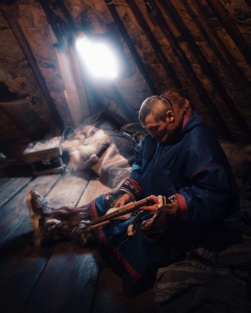 Непростые будни семьи оленеводов Ямала в очень искренних и самобытных кадрах фотографа Елены Шумиловой. 02