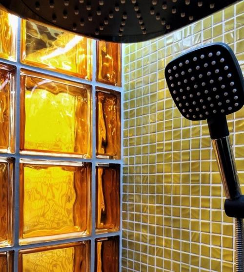 Совмещённый вариант маленького санузла, где удачно расположилось всё необходимое. 02