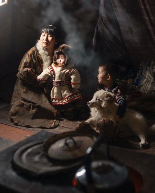 Непростые будни семьи оленеводов Ямала в очень искренних и самобытных кадрах фотографа Елены Шумиловой. 04