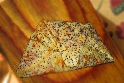 Как красиво сворачивать блины без начинки. 03