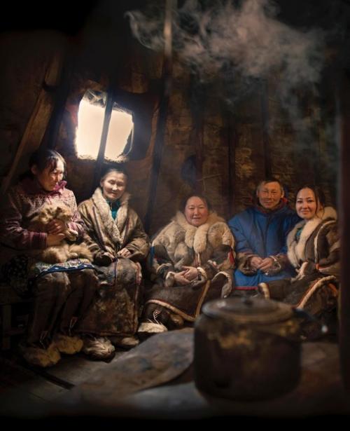 Непростые будни семьи оленеводов Ямала в очень искренних и самобытных кадрах фотографа Елены Шумиловой. 08