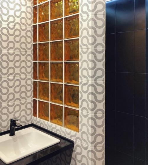 Совмещённый вариант маленького санузла, где удачно расположилось всё необходимое. 01