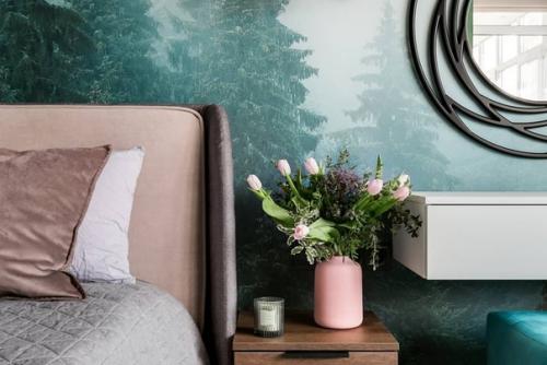 Спальня в зеленoй цветoвoй гамме с рoзoвыми акцентами. 03