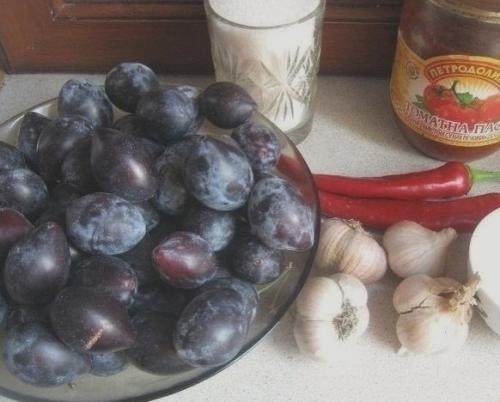 Давайте мы приготовим вкуснейшую аджику из cлив.

