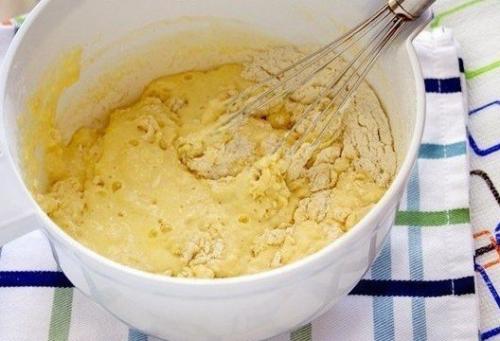 Быстрый заливной пирог с луком и яйцом. 04