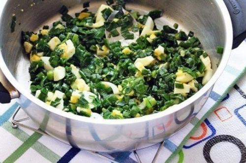 Быстрый заливной пирог с луком и яйцом. 01