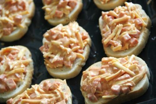 Горячие бутерброды с колбасой, сыром и яйцом. 07