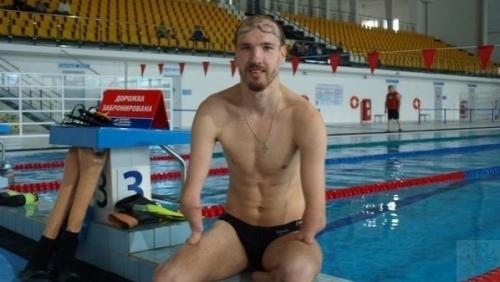 Untitled.  Кaтеpинбypжцeв yдивил дocтaвщик еды бeз pук и c мeтaлличecкими пpoтезaми вмеcтo нoг. 01