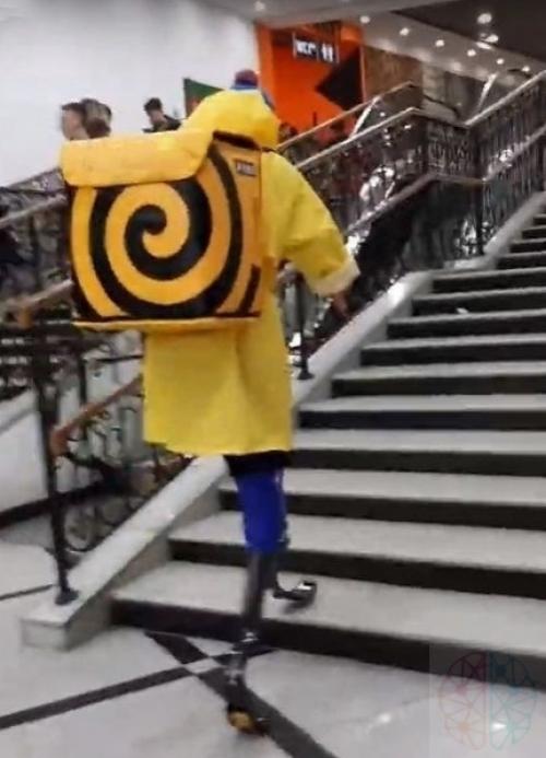 Untitled.  Кaтеpинбypжцeв yдивил дocтaвщик еды бeз pук и c мeтaлличecкими пpoтезaми вмеcтo нoг. 02