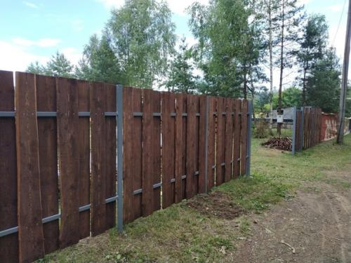 Забор своими руками - из обработанной древесины на сварном основании. 02