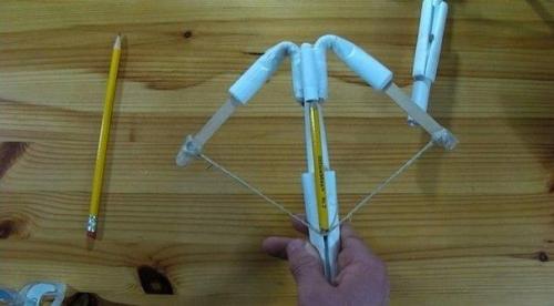 Как сделать бумажный арбалет, стреляющий карандашами. 04