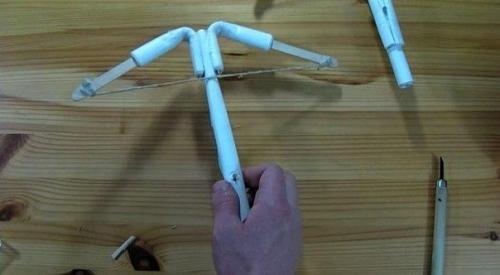 Как сделать бумажный арбалет, стреляющий карандашами. 03
