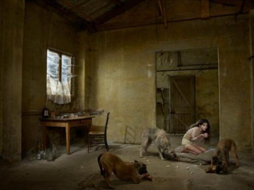 Основано на реальных событиях: серия фотографий, в которой воссозданы истории про одичалых детей. 03