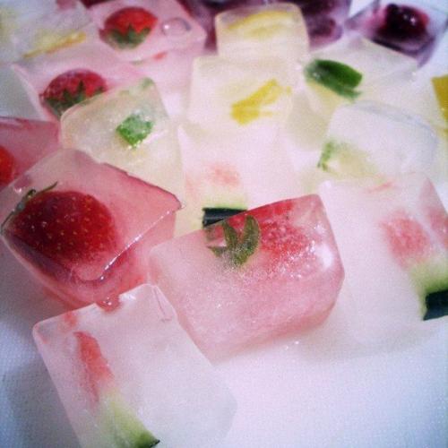 Добавив в воду для льда кусочки фруктов, ягод, дольки апельсина или лимона - можно отлично украсить будущий напиток. 02