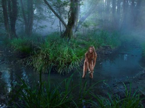 Основано на реальных событиях: серия фотографий, в которой воссозданы истории про одичалых детей. 06