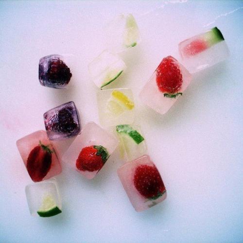 Добавив в воду для льда кусочки фруктов, ягод, дольки апельсина или лимона - можно отлично украсить будущий напиток. 04