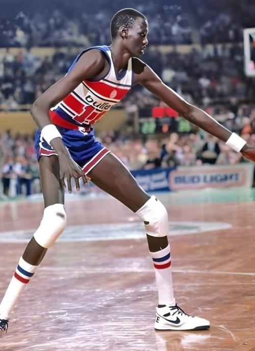 Мануте бол казался пришельцем даже среди самых высоких игроков нба. 01