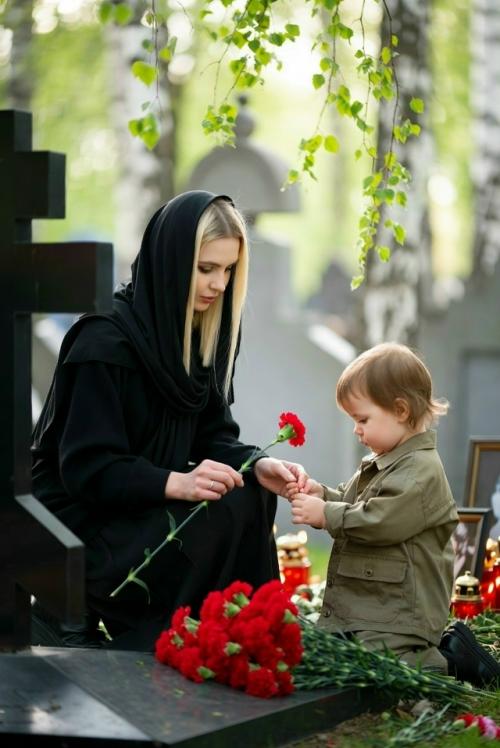 Выйдя из тюрьмы, девушка первым делом понесла букет на могилу мужа.  