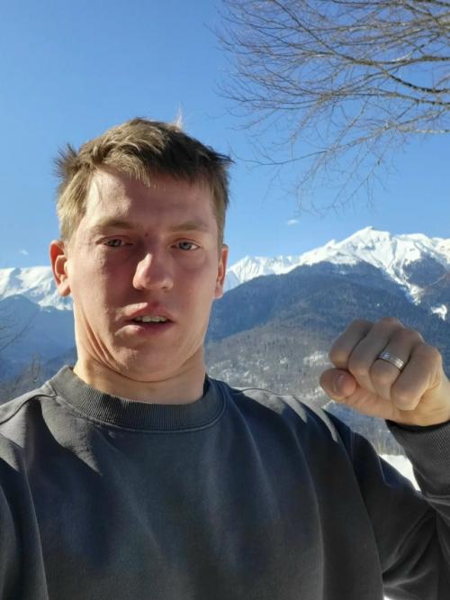 Алексей щербаков отменил все концерты и покидает Россию.

