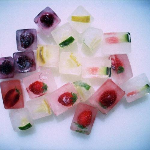 Добавив в воду для льда кусочки фруктов, ягод, дольки апельсина или лимона - можно отлично украсить будущий напиток. 01