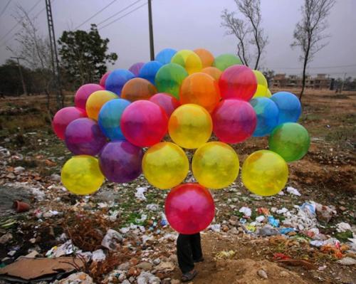 Тот случай когда предмет ассоциирующийся с радостью и праздником, делает фото более грустным и драматичным. 04