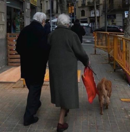 Почему старость всегда ассоциируют с кресло качалкой возле камина? 01