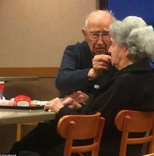 Почему старость всегда ассоциируют с кресло качалкой возле камина? 05