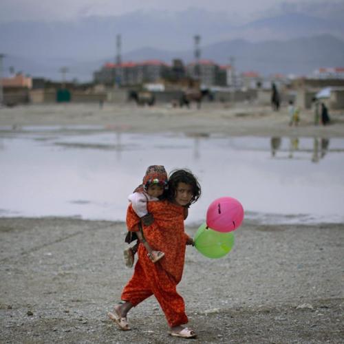 Тот случай когда предмет ассоциирующийся с радостью и праздником, делает фото более грустным и драматичным. 05