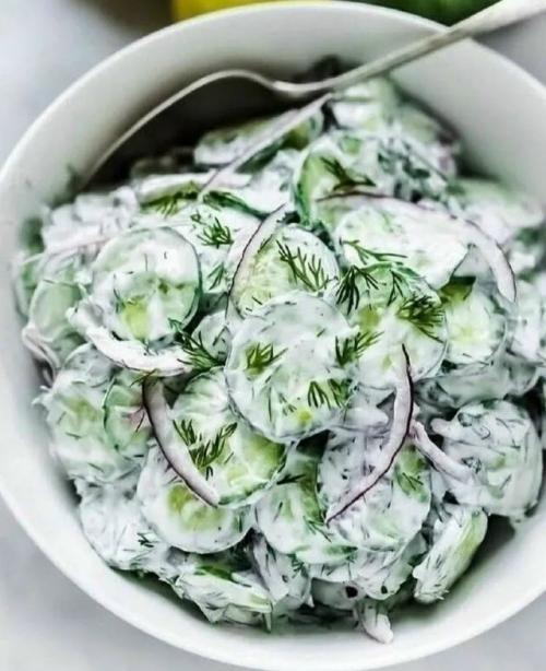 Турецкий огуречный салат.

