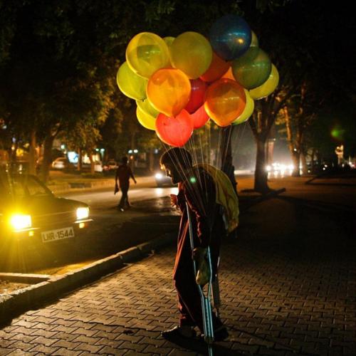 Тот случай когда предмет ассоциирующийся с радостью и праздником, делает фото более грустным и драматичным. 02