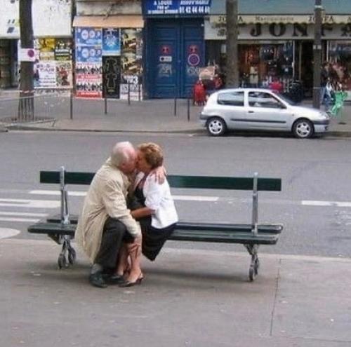 Почему старость всегда ассоциируют с кресло качалкой возле камина? 06