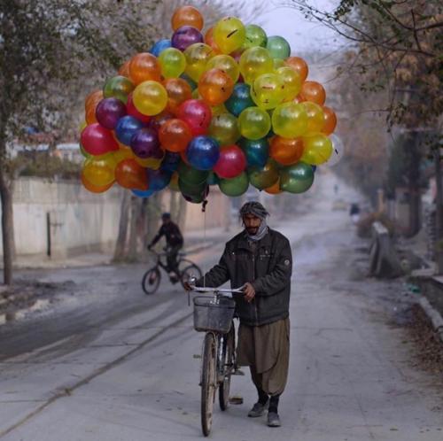 Тот случай когда предмет ассоциирующийся с радостью и праздником, делает фото более грустным и драматичным. 01