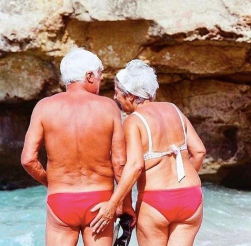 Почему старость всегда ассоциируют с кресло качалкой возле камина? 02