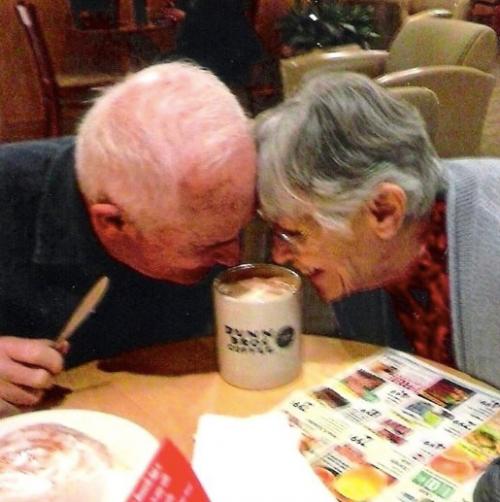 Почему старость всегда ассоциируют с кресло качалкой возле камина? 04