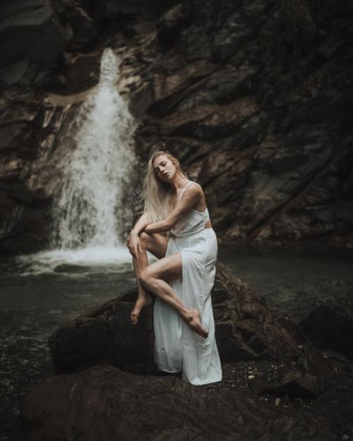 То адское пламя не смогло уничтожить ее женственность и красоту. 05