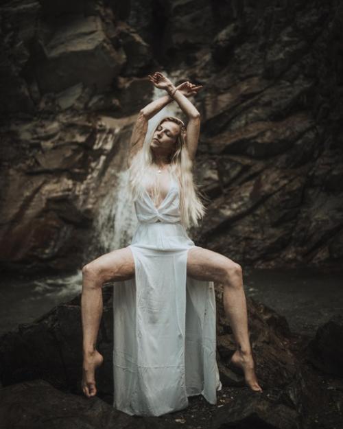 То адское пламя не смогло уничтожить ее женственность и красоту. 03