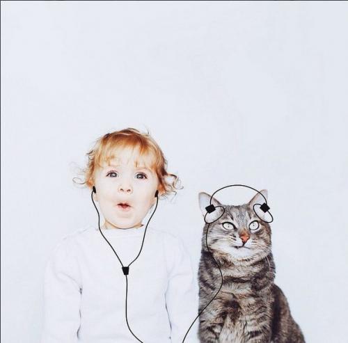Милая девочка и серьезный кот в забавном фотопроекте. 05