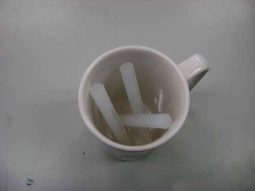 Разлейте кофе на телефон. 02