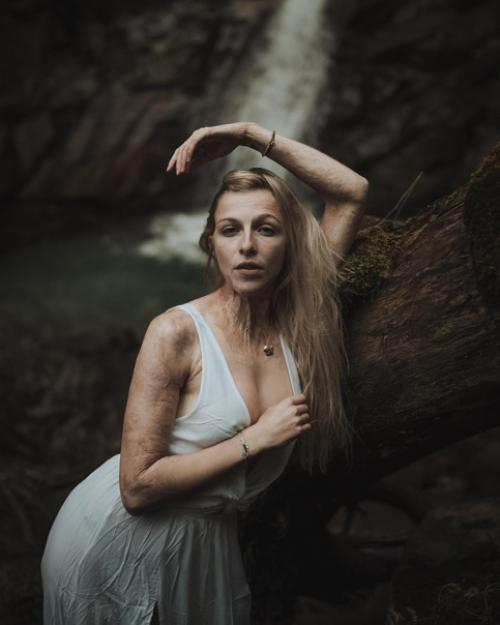 То адское пламя не смогло уничтожить ее женственность и красоту. 04