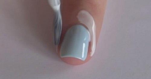 Внимание!  Только в том случае, если вы не умеете аккуратно красить ногти, возьмите клей пва и намажьте его вокруг ногтя. 01