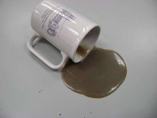 Разлейте кофе на телефон. 03