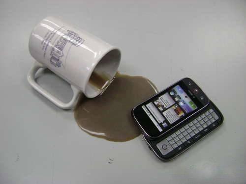 Разлейте кофе на телефон. 04