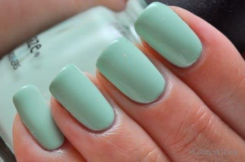 Внимание!  Только в том случае, если вы не умеете аккуратно красить ногти, возьмите клей пва и намажьте его вокруг ногтя. 02